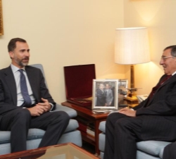 Don Felipe durante el encuentro con el Secretario de Defensa norteamericano